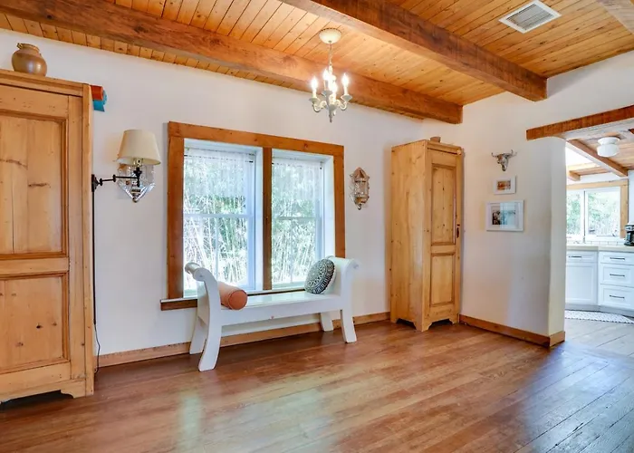 Holiday home W/ Patio & Yard: Walk To Town!
