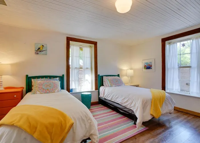 W/ Patio & Yard: Walk To Town! Holiday home *